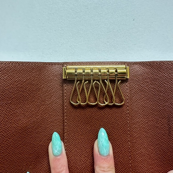 Louis Vuitton 6 Key Holder - Picture 2 of 7